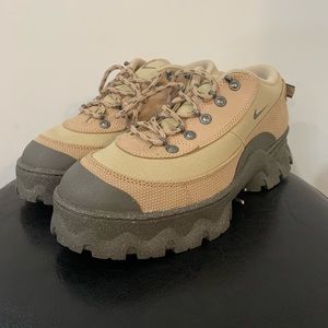 Nike Lahar Low Hiking Shoes - Womens 8.5